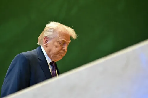 ترامب يتجه نحو الأسفل بتعبير وجه يعكس القلق، مع خلفية خضراء، في سياق التوترات السياسية المتزايدة في الولايات المتحدة.