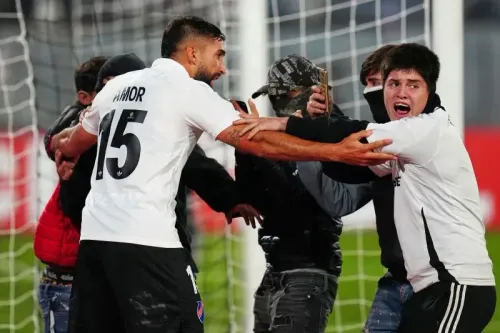 شجار بين مشجعين خلال مباراة كوبا ليبرتادوريس، مع توتر واضح في الأجواء بعد وفاة مشجعين بالقرب من الملعب.