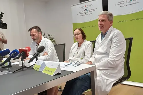 مؤتمر صحفي لمدراء مستشفى بولزانو بعد وفاة طفلين مبتسرين بسبب عدوى جرثومية، مع تقديم تفاصيل حول التحقيقات والإجراءات المتخذة.