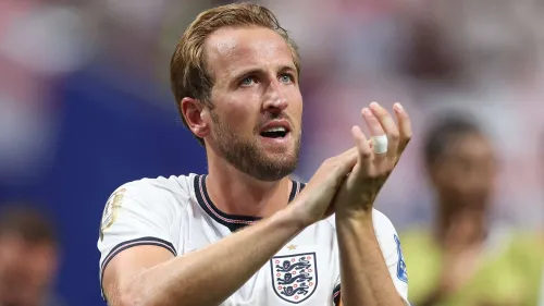 هاري كين يرتدي قميص منتخب إنجلترا لكرة القدم يصفق خلال مباراة كأس العالم 2026، مع التركيز على أدائه المتميز واللياقة البدنية العالية.