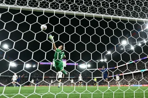 آن كاترين بيرجر، حارسة مرمى ألمانيا، تتصدى لضربة رأس في مباراة ربع النهائي ضد فرنسا، حيث تألقت في التصديات وأنقذت فريقها.