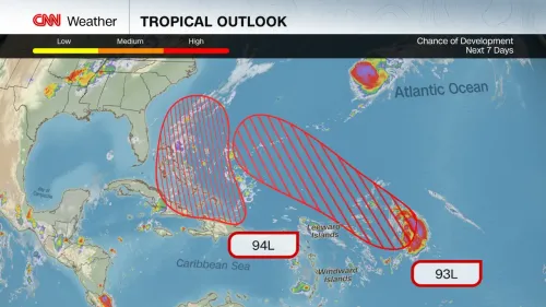 تظهر الخريطة مسارات تطور العواصف الاستوائية Invest 94L و93L في المحيط الأطلسي، مع تحديد المناطق المحتملة لتأثيرها على جزر البهاما وبرمودا.