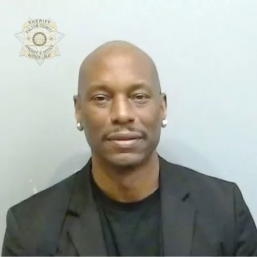 تيريس جيبسون، المغني والممثل، يظهر في صورة حجزه بعد تسليم نفسه للشرطة في أتلانتا بتهمة القسوة على الحيوانات.