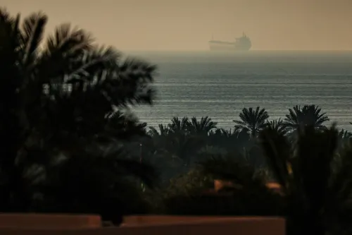 سفينة شحن تبحر في البحر، محاطة بأشجار النخيل، تعكس تأثير انسحاب الإمارات من أوبك على أسواق النفط العالمية.