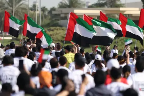 تجمع حاشد في الإمارات يحمل الأعلام الوطنية، يعكس الوحدة الوطنية في مواجهة التهديدات الخارجية والتخطيط لأعمال إرهابية.