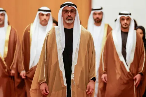 ولي العهد الشيخ خالد بن محمد بن زايد يتقدم مجموعة من المسؤولين خلال اجتماع حول مشروع خط أنابيب جديد في الإمارات.