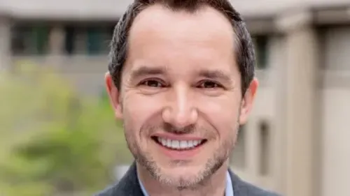 صورة لأستاذ التسويق برزيميسلاف جيزيورسكي، مبتسم في بيئة أكاديمية، مع خلفية ضبابية تعكس نشاطه الأكاديمي.