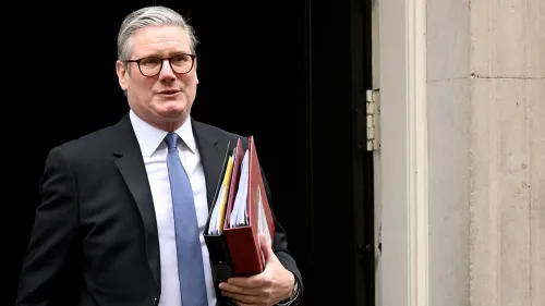 كير ستارمر، رئيس الوزراء البريطاني، يغادر مكتبه حاملاً ملفات، استعدادًا لزيارة أوكرانيا لتعزيز التعاون الأمني والتعهد بالشراكة لمدة 100 عام.