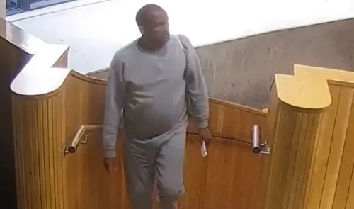 اعتقال هادوش كيباتو، طالب لجوء إثيوبي، بعد الإفراج عنه بالخطأ من السجن، أثناء مغادرته فندق في لندن.