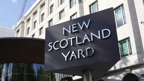 لافتة "نيو سكوتلاند يارد" في لندن، حيث تم توجيه تهم لثلاثة إيرانيين بجرائم تتعلق بالأمن القومي.