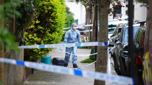 تحقيقات الشرطة في شمال لندن بعد سلسلة حرائق متعمدة مرتبطة برئيس الوزراء كير ستارمر، مع وجود عناصر أمنية في الموقع.