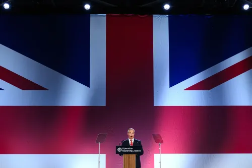 نايجل فاراج يتحدث في مؤتمر صحفي أمام علم المملكة المتحدة، حيث يعلن عن خطط جديدة للهجرة تشمل ترحيل طالبي اللجوء.