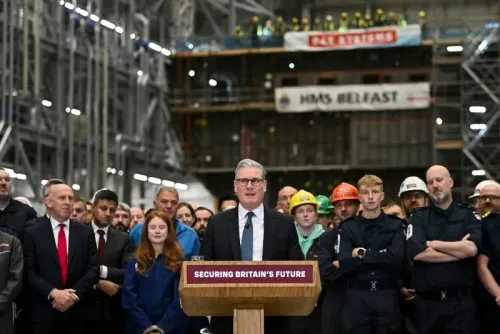 كير ستارمر يتحدث أمام حشد في مصنع بناء غواصات، مع التركيز على تعزيز الدفاعات البريطانية والاستثمار في القدرات النووية.