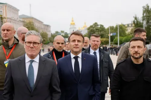 اجتماع قادة أوروبا في كييف، بما في ذلك الرئيس الفرنسي ماكرون ورئيس أوكرانيا زيلينسكي، وسط أجواء من التوتر الدبلوماسي.