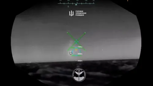 صورة تظهر شاشة التحكم لطائرة بدون طيار أوكرانية أثناء استهداف طائرة مقاتلة روسية في البحر الأسود، مما يعكس استخدام التكنولوجيا الحديثة في النزاع.