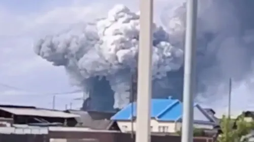 دخان كثيف يتصاعد من قاعدة بيلايا الجوية في روسيا بعد ضربات بطائرات مسيرة أوكرانية، مما يشير إلى تدمير طائرات مقاتلة.