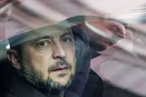 زيلينسكي يتحدث بجدية من داخل سيارة، مع تعبير وجه يعكس التوتر والقلق، وسط خلفية غير واضحة تعكس الظروف المحيطة.