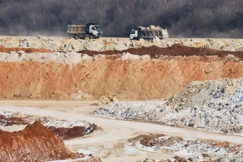 موقع عمل لتعدين المعادن في أوكرانيا، حيث تظهر شاحنات نقل تنقل المواد من موقع حفر مغطى بالتربة الملونة، في سياق اتفاقيات جديدة مع الولايات المتحدة.