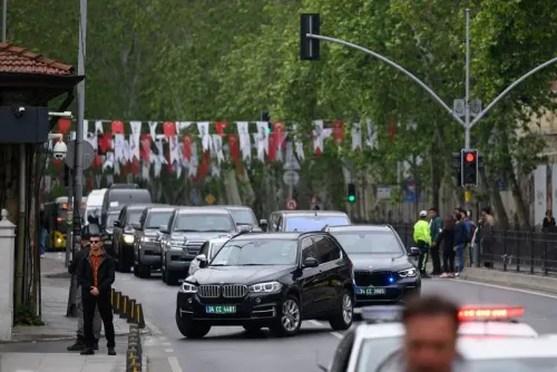 ازدحام مروري في شوارع إسطنبول مع سيارات دبلوماسية، بينما تزين الأعلام التركية الشوارع، في سياق محادثات السلام بين روسيا وأوكرانيا.