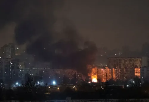 دخان كثيف يتصاعد من مباني في كييف بعد هجمات جوية روسية، مع اشتعال النيران في أحد المواقع، مما يعكس الأضرار الناتجة عن الغارات.