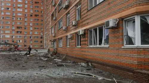 دمار كبير في مبنى سكني بأوديسا بعد غارة بطائرة بدون طيار، مع وجود نوافذ مكسورة وحطام في المنطقة المحيطة.