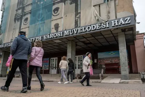 واجهة مركز ثقافي في زاكارباتيا، أوكرانيا، حيث يمر الناس أمامه، تعكس التوترات الثقافية بين أوكرانيا والمجر.