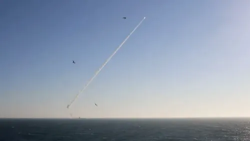 صاروخ كروز فرط صوتي ينطلق من البحر، مع طائرات تحلق في السماء، في إطار مناورات عسكرية روسية بالقرب من الساحل.