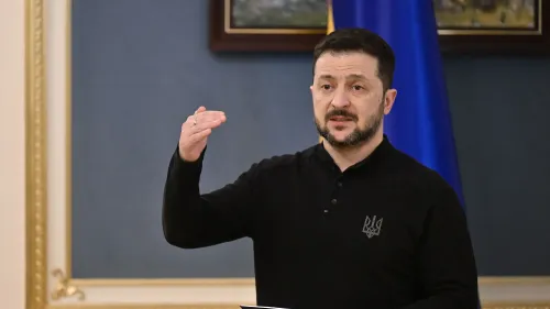 زيلينسكي يتحدث في مؤتمر صحفي، موضحًا تجنيد 155 مواطنًا صينيًا للقتال مع القوات الروسية في أوكرانيا.