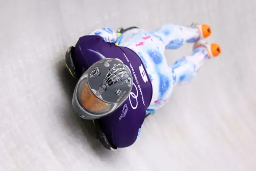 فلاديسلاف هراسكيفيتش، المتسابق الأوكراني في الهيكل العظمي، يتدرب مرتديًا خوذة تحمل صور الرياضيين الذين قتلوا في الحرب الأوكرانية.