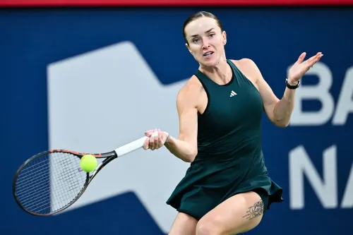 إيلينا سفيتولينا خلال مباراة تنس، تعبر عن مشاعرها بعد خسارتها، وسط أجواء تنافسية في بطولة البنك الوطني المفتوحة.