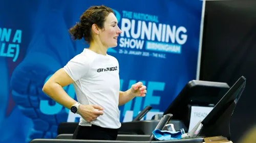 صوفي باور، رياضية التحمل، تجري على جهاز المشي خلال تحدي تحطيم الرقم القياسي في المعرض الوطني للجري في برمنغهام، إنجلترا.