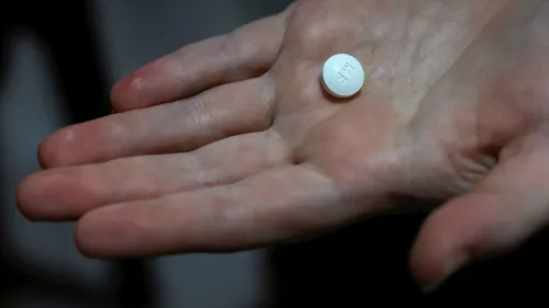 حبوب إجهاض بيضاء في يد، تعكس التحديات القانونية الجديدة في وايومنغ حول الوصول إلى خدمات الإجهاض.