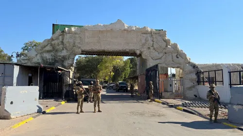 مدخل أحد مراكز الاحتجاز في طرابلس، حيث تم الكشف عن انتهاكات جسيمة لحقوق الإنسان، بما في ذلك العثور على جثث وأدوات تعذيب.