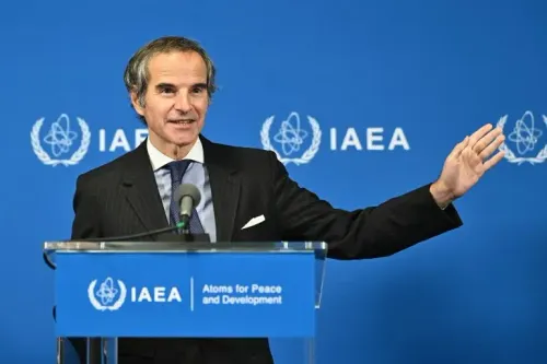 مدير الوكالة الدولية للطاقة الذرية يتحدث خلال مؤتمر صحفي، مشيرًا إلى قرار بشأن التزام إيران بالضمانات النووية.