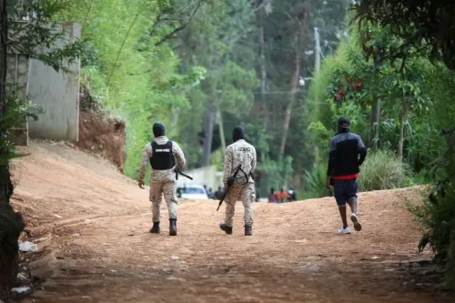 دورية من رجال الأمن المسلحين تسير في شارع ترابي في هايتي، في ظل الأوضاع الأمنية المتدهورة وارتفاع العنف.