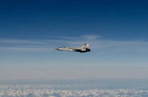 طائرة مقاتلة روسية من طراز ميج-31 تحلق في السماء، وسط أجواء هادئة، في سياق التوترات الجوية بين روسيا وإستونيا.