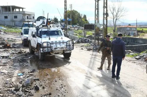 دورية لقوات حفظ السلام التابعة للأمم المتحدة في جنوب لبنان، مع مركبة عسكرية على طريق غير معبد، تعكس الأوضاع الأمنية المتوترة في المنطقة.