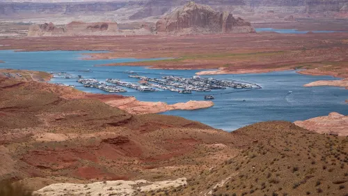 خزّان Lake Powell بمستوى مياه منخفض وسط تضاريس صخرية جافة، يعكس أزمة الجفاف وتأثيرها على إمدادات المياه والطاقة في غرب الولايات المتحدة.
