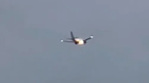 طائرة بوينج 737-800 تابعة لشركة يونايتد إيرلاينز أثناء الإقلاع من مطار دنفر، مع ظهور حريق صغير في المحرك الأيمن بعد اصطدامها بحيوان.