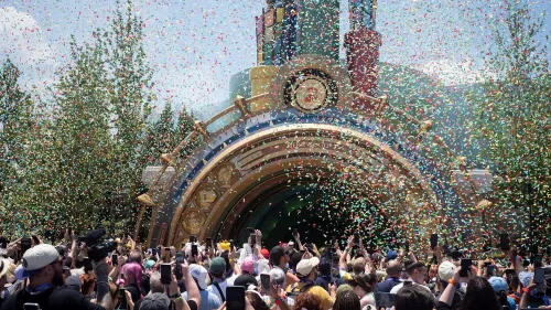 افتتاح "إيبك يونيفرسال" في أورلاندو، مع حشود من الزوار تحت الأضواء وألعاب النارية، احتفال بإطلاق المدينة الترفيهية الجديدة.