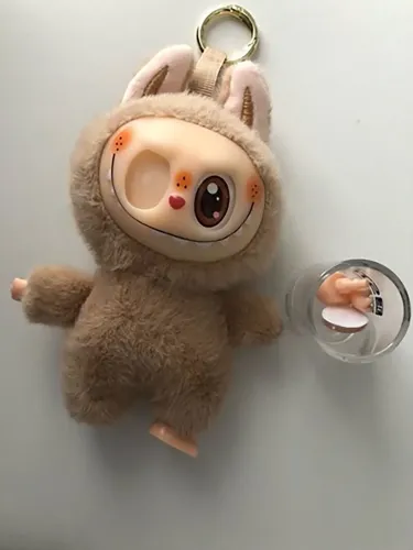 دمية لابوبو مقلدة، تظهر بوضوح الأجزاء القابلة للفصل مثل العينين واليدين، مما يشكل خطر اختناق على الأطفال.