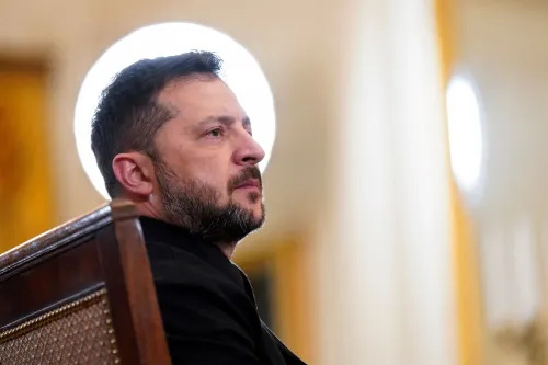 يتأمل الرئيس الأوكراني فولوديمير زيلينسكي أثناء اجتماع هام حول الحرب في أوكرانيا، مع خلفية مضيئة.