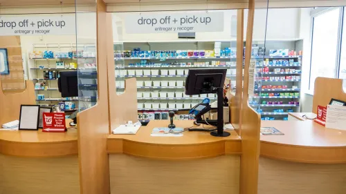 واجهة صيدلية وولغرينز تظهر عدداً من الأدوية والمنتجات المنظّمة على الرفوف، مع منطقة الاستقبال حيث يمكن تقديم الوصفات الطبية.