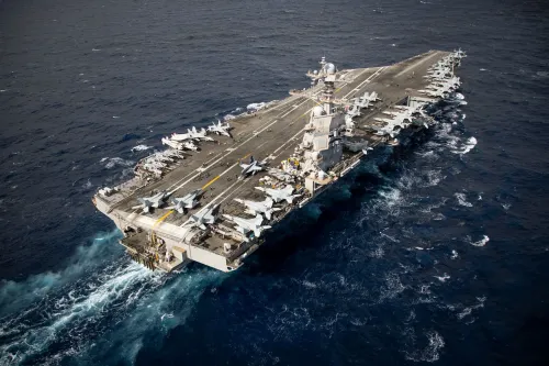 حاملة الطائرات USS Gerald R. Ford تبحر في المياه، محملة بطائرات مقاتلة، بعد عام من العمليات العسكرية والتحديات اللوجستية.