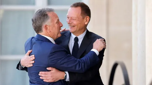 وزير الخارجية الأمريكي والمبعوث الدولي يتبادلان التحيات في باريس قبل قمة لتعزيز دفاعات أوكرانيا ضد الغزو الروسي.