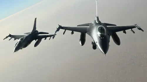 طائرتان مقاتلتان من طراز F-16 تحلقان معًا في السماء، تعكسان تعزيز التعاون العسكري بين الولايات المتحدة والفلبين في مواجهة التحديات الإقليمية.