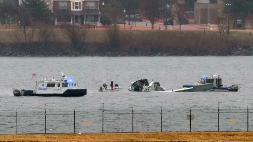 عمليات إنقاذ حطام الطائرة المنكوبة في نهر بوتوماك، حيث تظهر قوارب الشرطة والإنقاذ تعمل على استعادة بقايا الحادث.