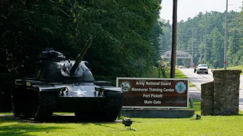 دبابة عسكرية أمام مدخل قاعدة فورت بيكيت، حيث أعلن الجيش الأمريكي عن إعادة تسمية القواعد تكريمًا لجنود الشجاعة.