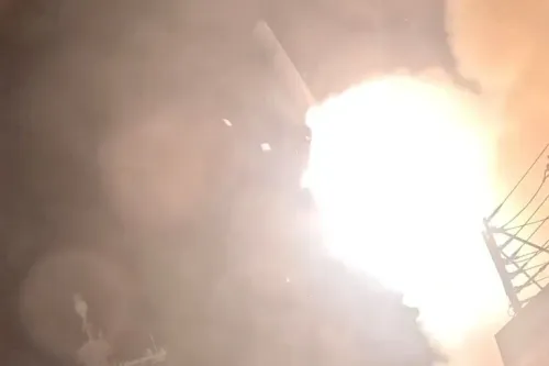 انفجار ناتج عن ضربات عسكرية أمريكية على مواقع إيرانية في الساحل الجنوبي وسط تصاعد التوترات حول مضيق هرمز.