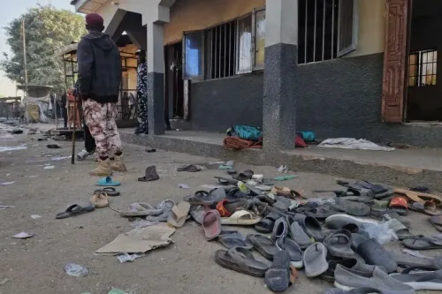أحذية متناثرة على الأرض في بلدة جابو النيجيرية، تشير إلى آثار الضربات العسكرية الأمريكية ضد داعش، في سياق الصراع المستمر.
